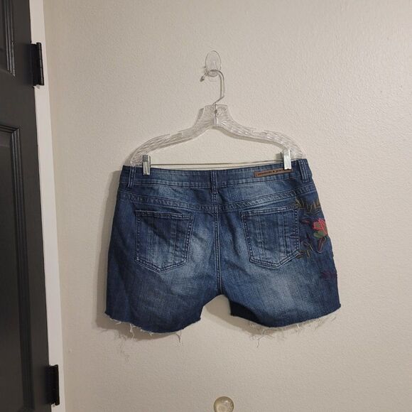 Standards & Practices Embroidered/Distressed Denim Cut-Off Shorts Sz 32 - Picture 2 of 4